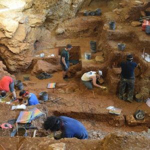 Members of the Interdisciplinary Center for Archaeology and Evolution of Human Behavior working in the cave at Lapa do Picaceiro